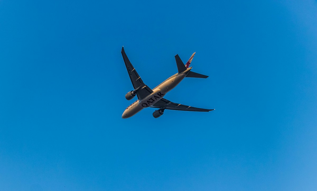 Avión de carga en vuelo sobre un cielo azul